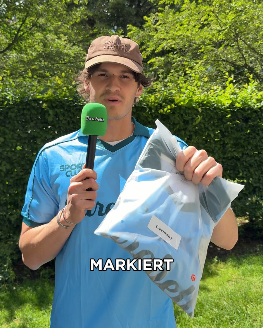 Fußball Fans aufgepasst, ihr könnt ein exclusives Barebells Trikot gewinnen! 🫵⚽️

Dafür müsst ihr nur:
- Uns folgen
- Beitrag liken
- Beitrag teilen
- Zwei Freund*innen in den Kommentaren markieren

Viel Glück! ✨👀

—————

Das Gewinnspiel wird in keiner Weise von Meta gesponsert, beworben oder verwaltet. Die Aktion läuft bis einschließlich bis 04.07.26 um 23:59 Uhr. Die GewinnerInnen werden am 05.07.26 ausgewählt und per DM von uns benachrichtigt. Teilnahmeberechtigt sind alle Personen mit eingetragenem Wo