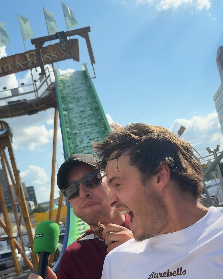 Wer hätte sich auch auf die Wasserbahn mit uns getraut?👀😂

#barebells #barebellsgermany #tastetest #dom #jahrmarkt #proteinriegel 
@konstantinhilbert