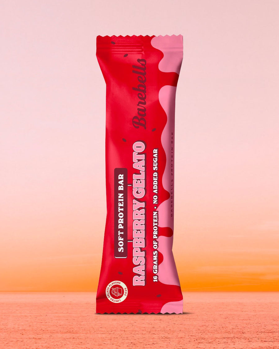 Raspberry Gelato ist da!😍
Unsere zweite Limited Gelato Edition🍦
Fruchtige Himbeere, echte Himbeerstückchen und cremige Textur, umhüllt von weißer Schokolade.
16 g Protein. Kein zugesetzter Zucker.